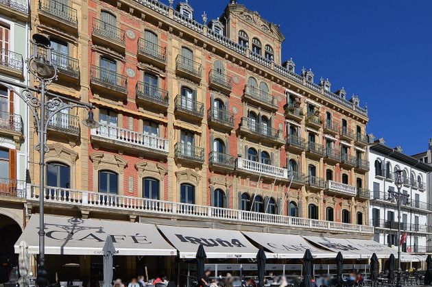 Foto 2 de Pis en venda a plaza Del Castillo de 3 habitacions amb balcó i calefacció
