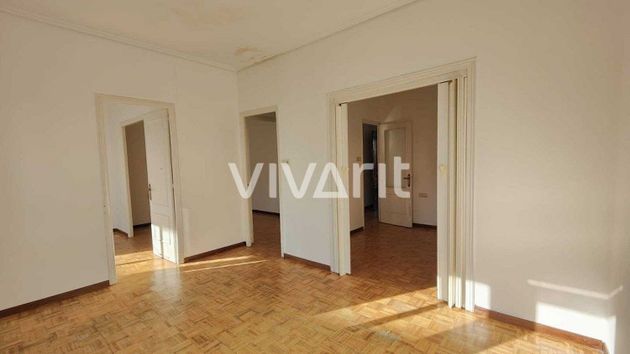 Foto 2 de Venta de piso en calle De Castela de 4 habitaciones y 95 m²