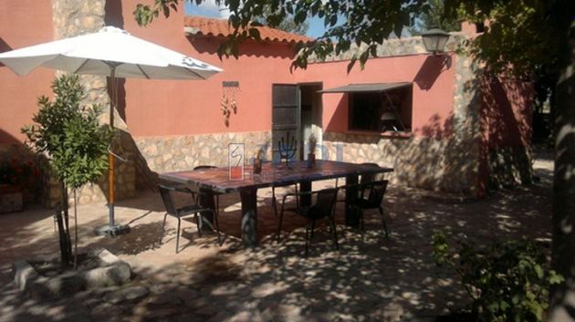 Foto 2 de Chalet en venta en Valdepeñas de 3 habitaciones con piscina y jardín