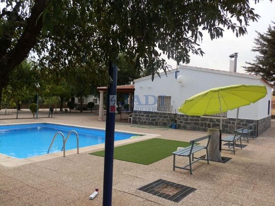 Foto 1 de Chalet en venta en Valdepeñas de 2 habitaciones con piscina y jardín