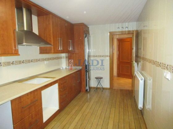 Foto 2 de Dúplex en venta en Valdepeñas de 3 habitaciones con terraza y garaje