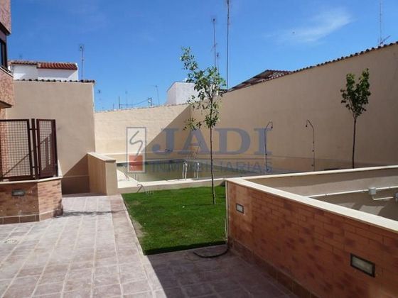 Foto 1 de Piso en venta en Valdepeñas de 2 habitaciones con piscina y garaje