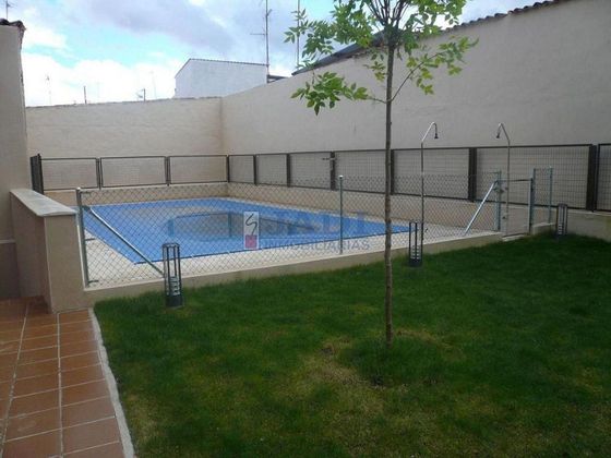 Foto 2 de Piso en venta en Valdepeñas de 2 habitaciones con piscina y garaje