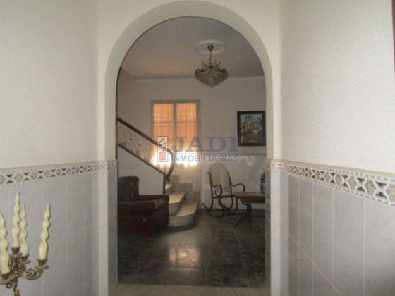 Foto 2 de Chalet en venta en Valdepeñas de 4 habitaciones con terraza y balcón