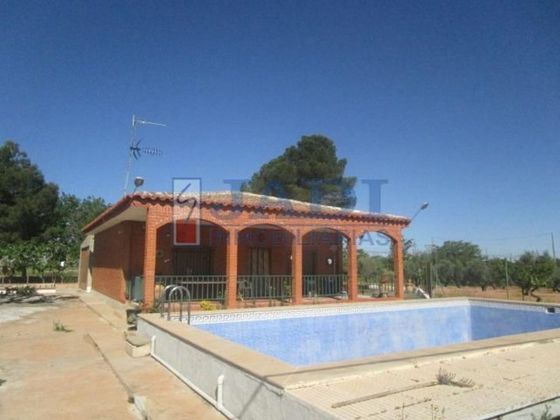 Foto 1 de Chalet en venta en Valdepeñas de 2 habitaciones con terraza y piscina
