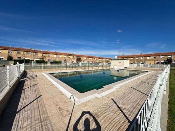 Foto 1 de Casa adosada en venta en Monterrubio de Armuña de 3 habitaciones con terraza y piscina