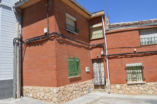 Foto 2 de Chalet en venta en Belinchón de 4 habitaciones con terraza