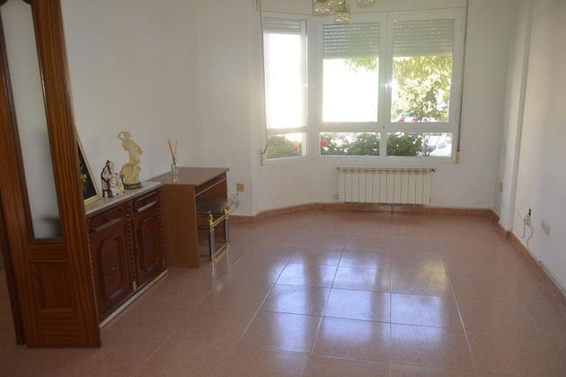 Foto 2 de Casa adossada en venda a Villarrubio de 4 habitacions amb garatge i jardí