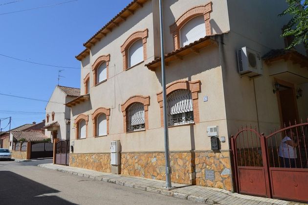 Foto 1 de Casa adossada en venda a Villamayor de Santiago de 4 habitacions amb jardí i aire acondicionat