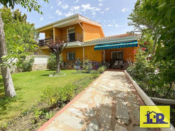 Foto 1 de Casa adossada en venda a Arcas del Villar de 4 habitacions amb terrassa i piscina