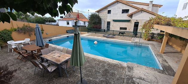 Foto 1 de Chalet en venta en Coruxo - Oia - Saiáns de 4 habitaciones con piscina y garaje