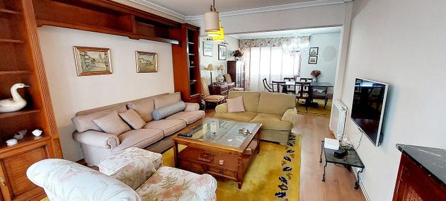 Foto 1 de Alquiler de piso en Praza España - Casablanca de 4 habitaciones con garaje y muebles