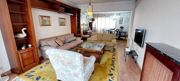 Foto 2 de Alquiler de piso en Praza España - Casablanca de 4 habitaciones con garaje y muebles