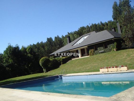 Foto 1 de Venta de chalet en Urduliz de 7 habitaciones con terraza y piscina