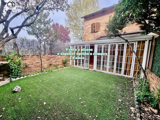 Foto 1 de Casa en venda a calle Manuela Malasaña de 3 habitacions amb garatge i jardí