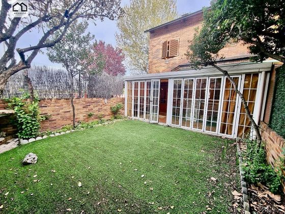 Foto 2 de Casa en venda a calle Manuela Malasaña de 3 habitacions amb garatge i jardí