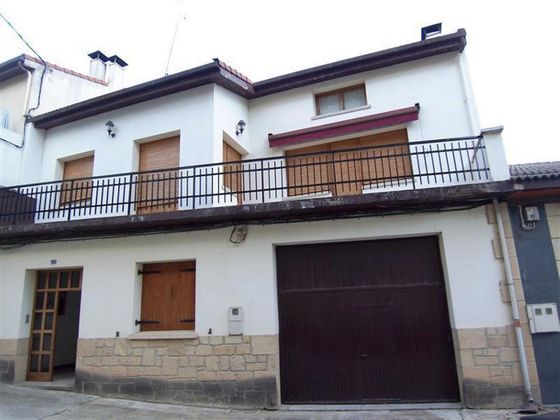 Foto 2 de Casa en venta en calle Baños de Ebro de 5 habitaciones con terraza y garaje