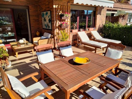 Foto 2 de Casa adossada en venda a Cascajos - Piqueras de 6 habitacions amb terrassa i piscina