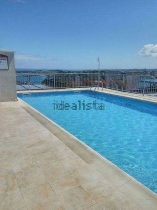 Foto 2 de Piso en venta en calle Leopoldo Calvo Sotelo de 2 habitaciones con terraza y piscina