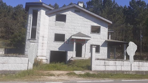Foto 2 de Chalet en venta en Toén de 3 habitaciones con terraza y garaje