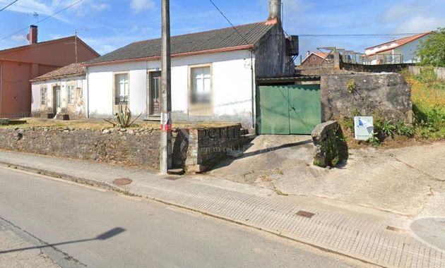 Foto 1 de Chalet en venta en Ribeira de 2 habitaciones con garaje y jardín