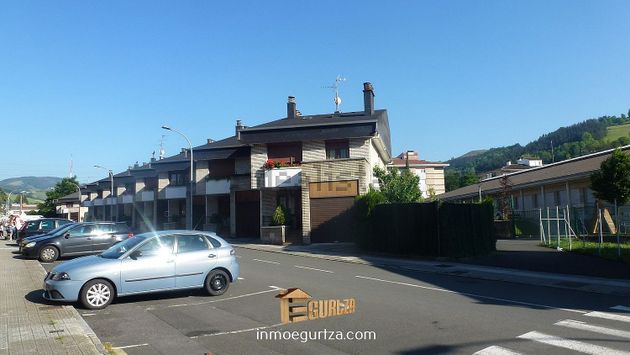Foto 1 de Venta de casa adosada en calle Euskal Herria Kalea de 4 habitaciones con terraza y garaje