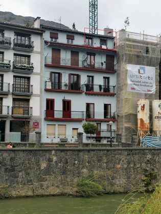 Foto 1 de Pis en venda a calle Enparan de 3 habitacions amb terrassa i balcó