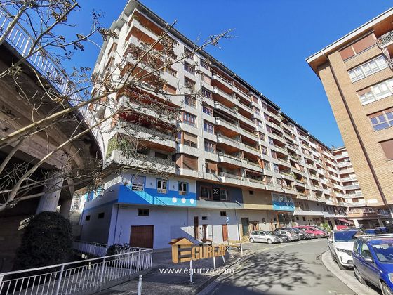 Foto 1 de Pis en venda a plaza Olazko Amaren de 4 habitacions amb terrassa i balcó