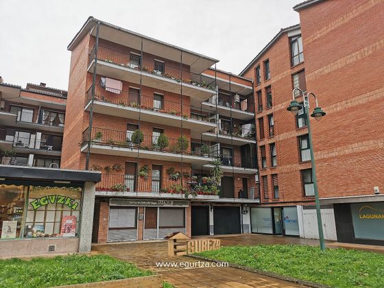 Foto 2 de Venta de piso en calle Urbitarte Auzoa de 2 habitaciones con terraza y balcón