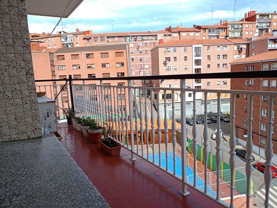 Foto 2 de Venta de piso en Centro - Desierto - Arrontegi de 3 habitaciones con terraza y balcón