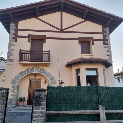 Foto 1 de Xalet en venda a Pinar - Anaka - Belaskoenea de 4 habitacions amb terrassa i garatge