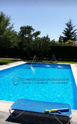 Foto 1 de Chalet en venta en Castellanos de Villiquera de 2 habitaciones con piscina y calefacción