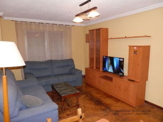 Foto 1 de Pis en lloguer a Carmelitas - San Marcos - Campillo de 4 habitacions amb mobles i calefacció