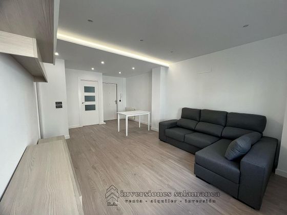 Foto 2 de Alquiler de piso en Centro - Salamanca de 3 habitaciones con muebles y balcón