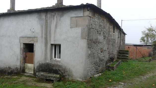 Foto 1 de Venta de casa rural en Guntín de 4 habitaciones y 282 m²