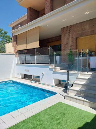 Foto 1 de Venta de casa en Hermanos Falcó - Sepulcro Bolera de 4 habitaciones con terraza y piscina