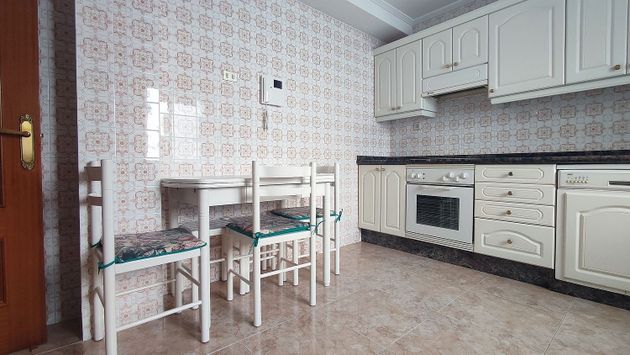 Foto 1 de Pis en venda a La Villa - Bazuelo de 4 habitacions amb garatge i calefacció