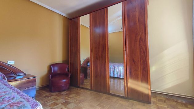 Foto 2 de Pis en venda a La Villa - Bazuelo de 4 habitacions amb garatge i calefacció
