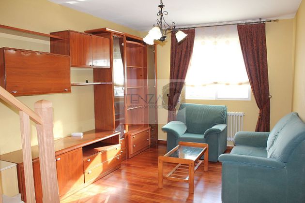 Foto 2 de Pis en venda a Castiñeiriño - Cruceiro de Sar de 3 habitacions amb garatge i mobles