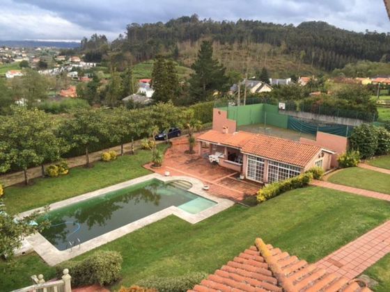 Foto 2 de Xalet en venda a Bergondo de 5 habitacions amb piscina i garatge