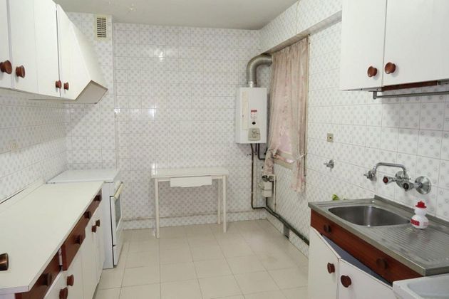 Foto 2 de Venta de piso en Riazor - Los Rosales de 4 habitaciones con garaje y ascensor