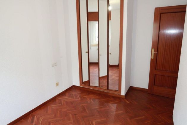 Foto 2 de Alquiler de piso en Riazor - Los Rosales de 2 habitaciones con garaje y calefacción