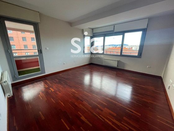 Foto 2 de Venta de piso en Salburua de 2 habitaciones con terraza y garaje