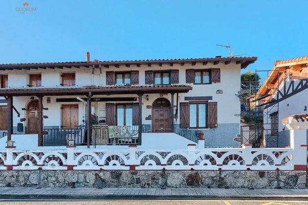 Foto 1 de Casa adossada en venda a Etxebarri de 5 habitacions amb terrassa i jardí