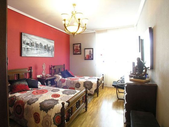 Foto 1 de Casa en venda a Txagorritxu - El Pilar de 6 habitacions amb terrassa i piscina