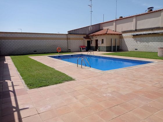 Foto 1 de Casa adossada en venda a Patrocinio - Nueva Talavera de 3 habitacions amb terrassa i piscina