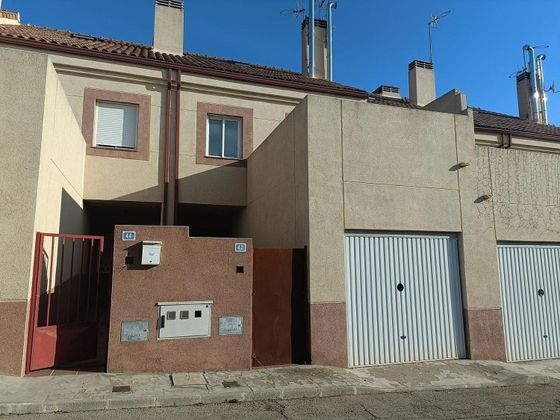Foto 1 de Casa adossada en venda a Villatobas de 4 habitacions amb garatge