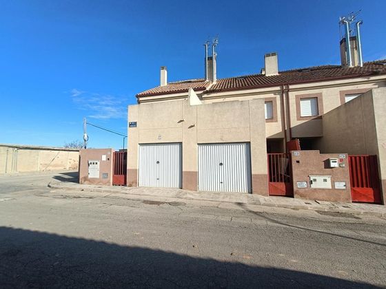 Foto 2 de Casa adossada en venda a Villatobas de 4 habitacions amb garatge