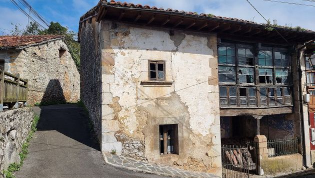 Foto 1 de Casa en venda a calle Ortiguero de 4 habitacions amb terrassa i balcó