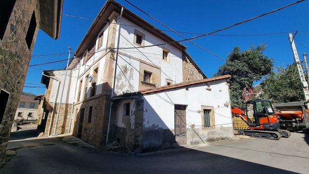 Foto 1 de Casa en venda a calle Arenas de Cabrales de 6 habitacions amb balcó
